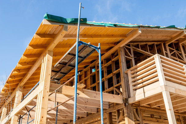 Cadre en bois d'une maison neuve en construction
 - Photo, image