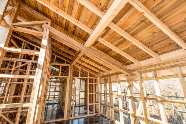 Marco de madera de una casa nueva en construcción
 - Foto, Imagen