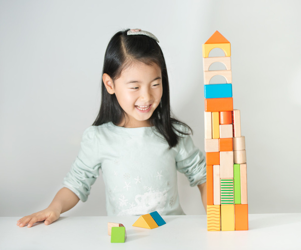 renkli ahşap bloklar oynarken küçük Asyalı kız - Fotoğraf, Görsel