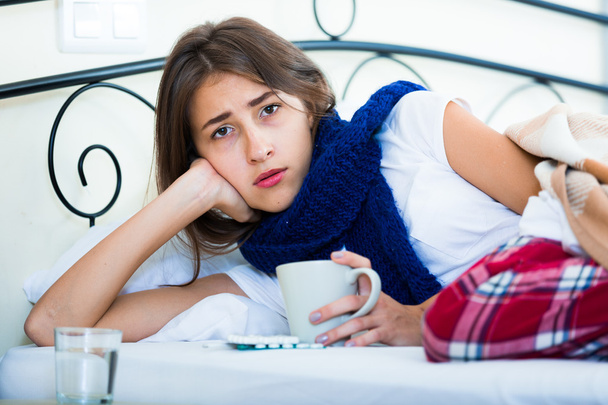 Nemocný dospívající dívka s čajem a léky - Fotografie, Obrázek