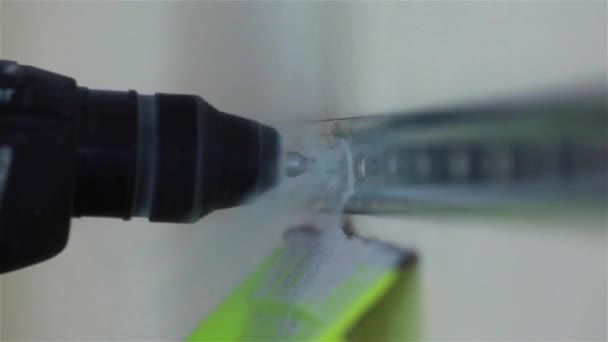 Használ egy fúró, hogy egy lyuk a falon - makró közelről - Felvétel, videó