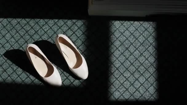 Hermosos zapatos beige de pie sobre una alfombra. Primer plano
 - Imágenes, Vídeo