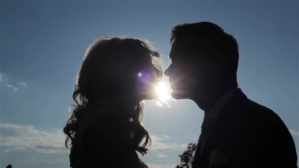Un jeune couple marié s'embrassant au soleil. Deux coups
 - Séquence, vidéo