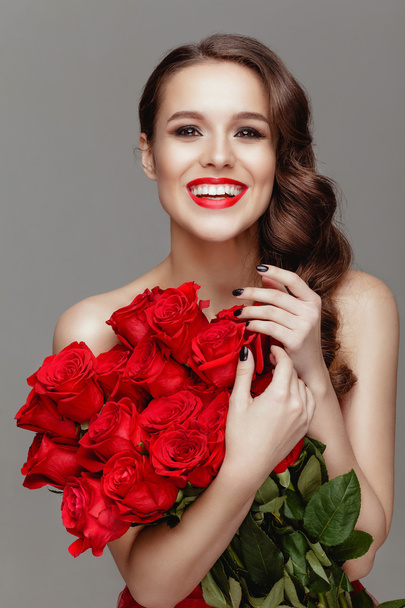 model posing with roses - Valokuva, kuva