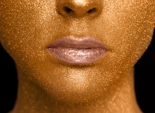 Altın kadının yüzü portre. Fütüristik yaldızlı makyaj. Boyalı cilt - Fotoğraf, Görsel