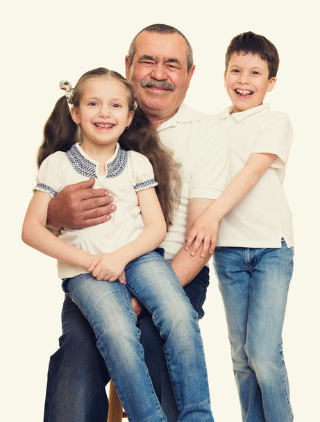 Retrato de abuelo y nietos
 - Foto, imagen