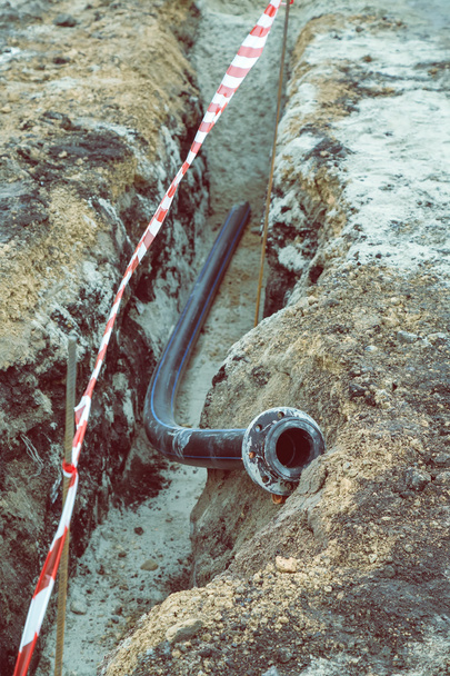 Colocación de tuberías de agua en una zanja 2
 - Foto, Imagen