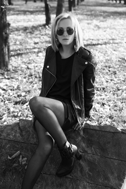 Urban teenage girl . Black and white photo - Foto, Imagen