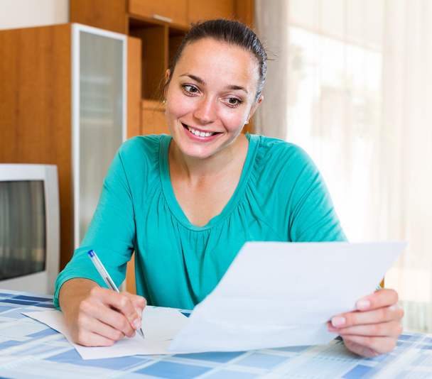  girl working with documents at home - Foto, Imagem