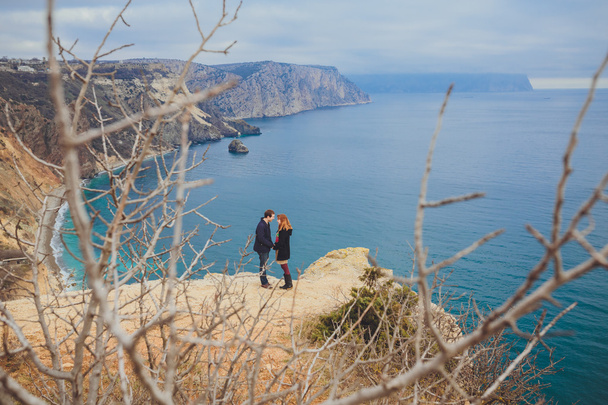 リラックス、山海岸の愛のカップル - 写真・画像