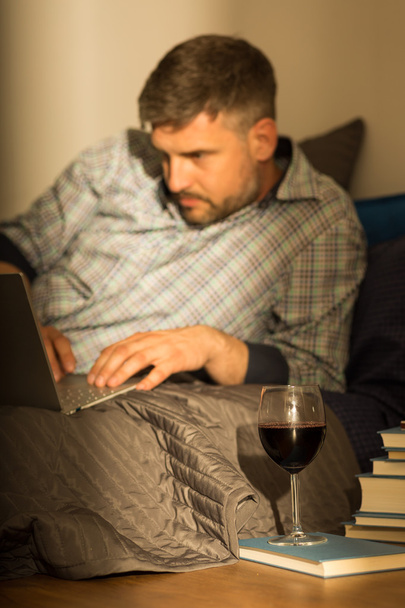 Man chatting on internet - Foto, Bild
