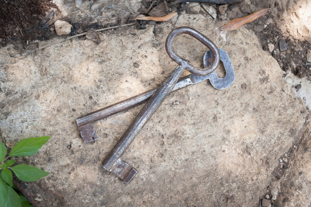 Par de llaves viejas en la superficie rocosa
 - Foto, Imagen