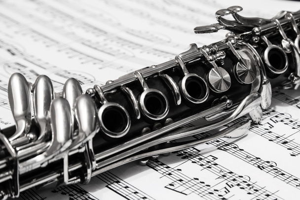 clarinette noire sur la page avec des notes
 - Photo, image