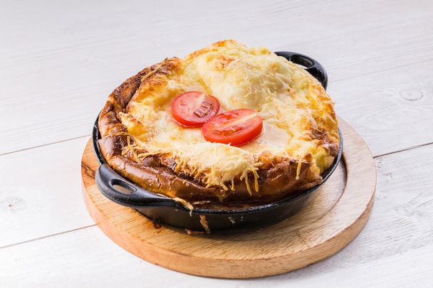 フライパンで新鮮なハムとチーズのオムレツ - 写真・画像