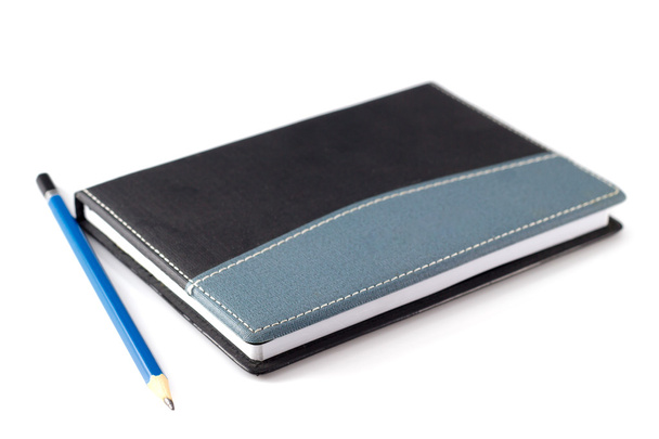 Голубой карандаш на черном блокноте из кожи молески
  - Фото, изображение