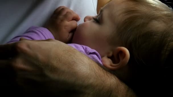 Μωρό που κοιμάται στα χέρια πατέρες - Πλάνα, βίντεο