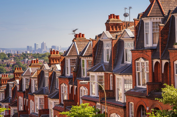 Casas de tijolos britânicos típicos em uma tarde ensolarada tiro panorâmico de Muswell Hill, Londres, Reino Unido
 - Foto, Imagem