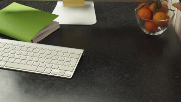 Рабочий стол с компьютером
 - Кадры, видео
