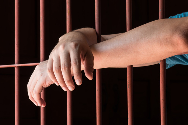 Asszony a kezét a börtönben - Fotó, kép