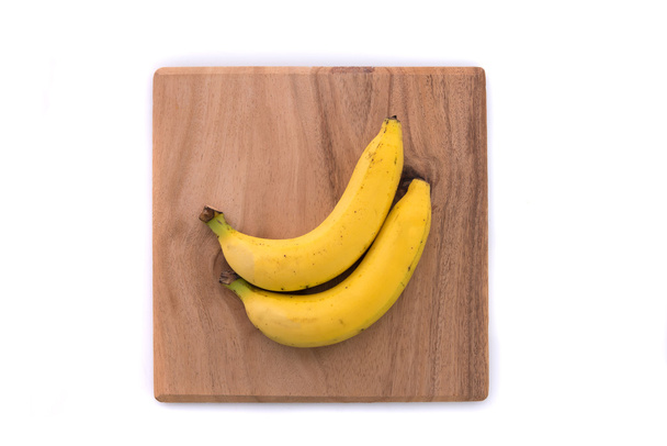 Свежий банан на деревянной доске
 - Фото, изображение