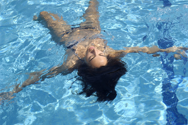 夏の日を楽しんでいる女の子をプール - 写真・画像