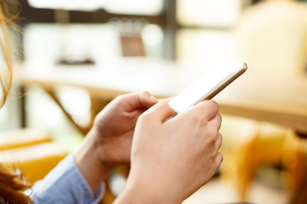 kobieta za pomocą smartphone w kawiarni - Zdjęcie, obraz