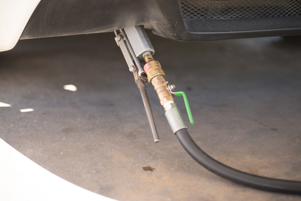 Заправка бензина для автомобиля
 - Фото, изображение
