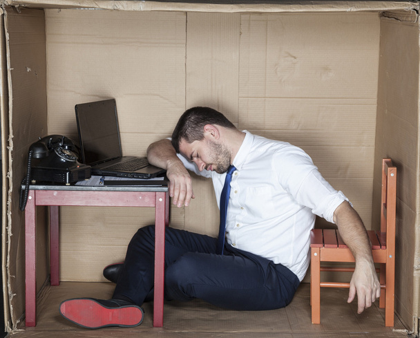 Hombre de negocios cansado dormido en la oficina
 - Foto, Imagen