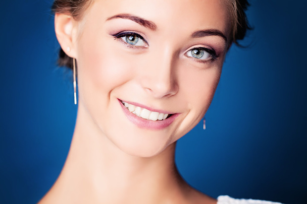 Uma jovem mulher sorridente. Bonito rosto close-up
 - Foto, Imagem