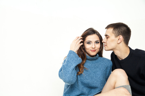 Ritratto di coppia felice isolato su sfondo bianco. Uomo e donna attraenti essere giocoso. - Foto, immagini