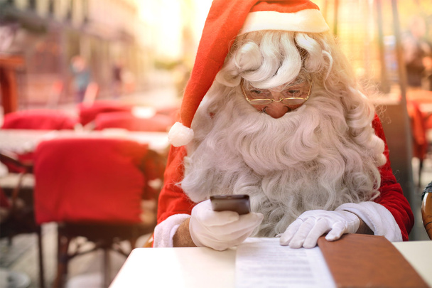 Santa Claus texting - Foto, afbeelding