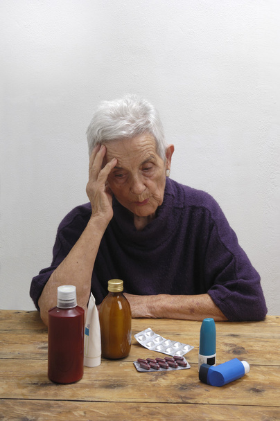 多くの薬剤と年配の女性 - 写真・画像