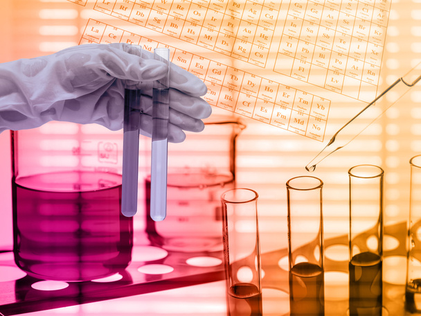 Kemiallinen laboratorio, tiedemies, joka pudottaa reagenssin testiflaan
 - Valokuva, kuva