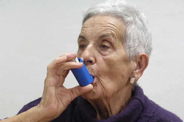 alte Frau mit einem Inhalator - Foto, Bild