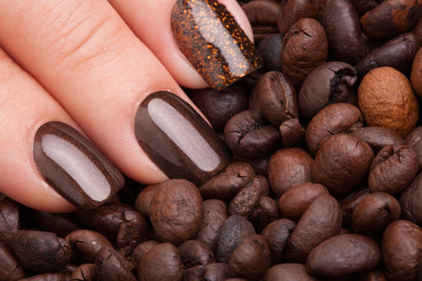 Esmalte de uñas marrón en las uñas
. - Foto, Imagen
