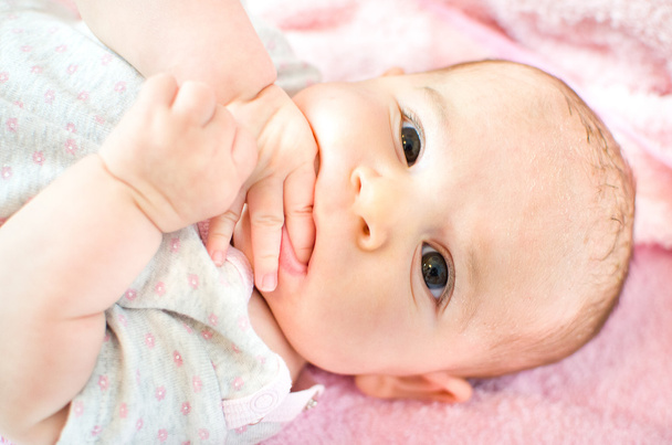 bebé comer manos
 - Foto, Imagen