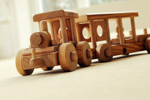 Trem de brinquedo de madeira
 - Foto, Imagem