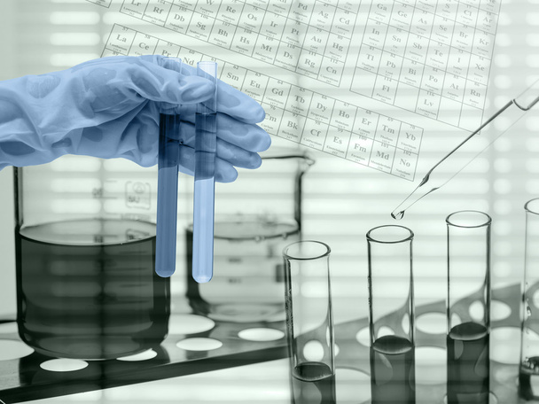 Chemielabor, Wissenschaftler lässt Flüssigkeit ins Reagenzglas fallen - Foto, Bild