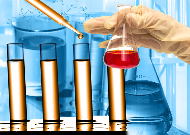 Laboratorio Químico, científico dejando caer el reactivo al tubo de ensayo
 - Foto, imagen