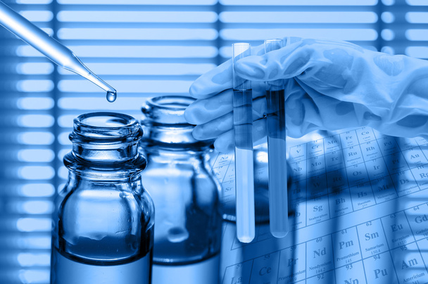 Kimya Laboratuvarı, reaktif içine bırakarak bilim adamı fla sınayın. - Fotoğraf, Görsel