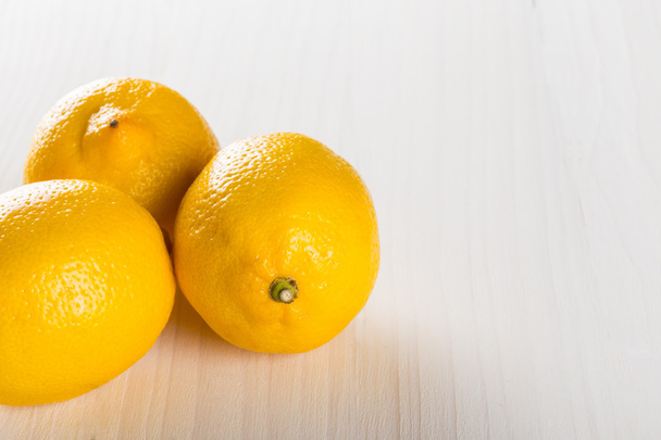 Group of fresh lemon on white wooden table - Foto, Imagem