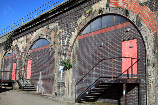 Railway arches converted into workshops - 写真・画像