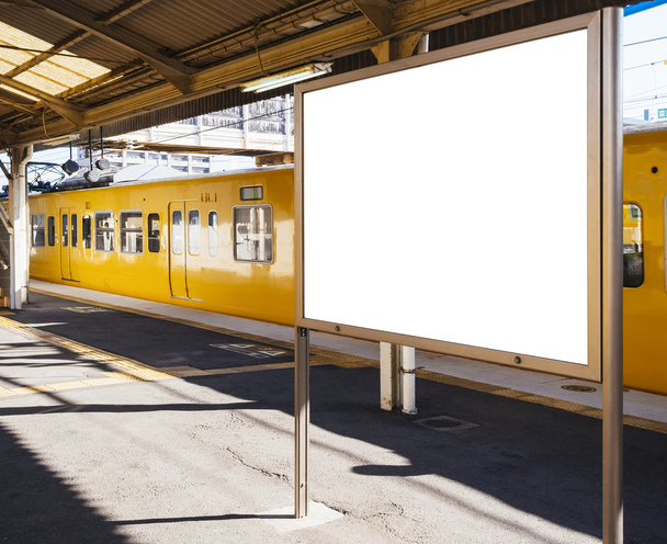 Vorlage für leere Tafeln am Bahnhof mit öffentlichen Verkehrsmitteln - Foto, Bild