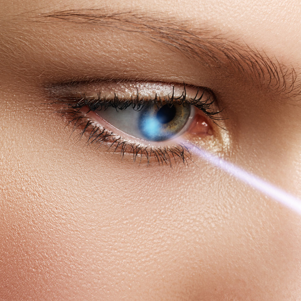 レーザービジョン補正。女の目だ。人間の目。レーザー補正で女性の目。視力の概念 - 写真・画像