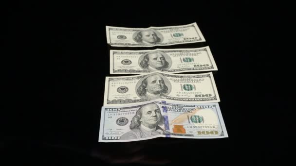neznámý muž bere dolarů od černé tabulky. - Záběry, video