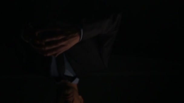 inconnu homme jette dollars à noir reflet table
 - Séquence, vidéo
