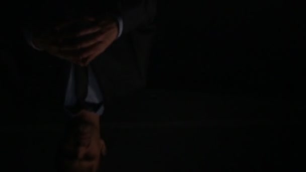 desconocido hombre lanza dólares en negro mesa reflectante
 - Metraje, vídeo