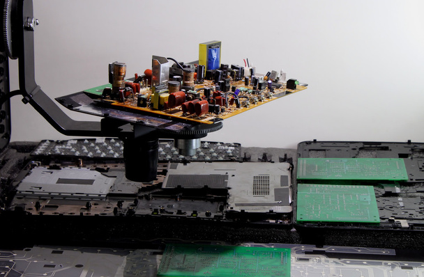 Componentes de rádio em placa eletrônica na fábrica de eletrônicos
 - Foto, Imagem