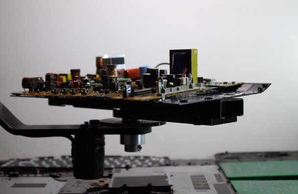 Funkkomponenten auf elektronischer Platine in Elektronikfabrik - Foto, Bild