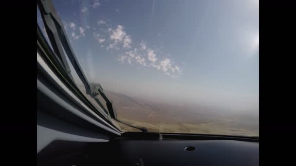 a repülőgép leszállás airport nézetben a pilótafülke - Felvétel, videó